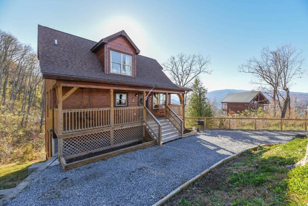 Walnut Ridge Cabin. Sleeps 7-11! Hot Tub, Pool Table, Minutes To Downtown Gatlinburg! エクステリア 写真