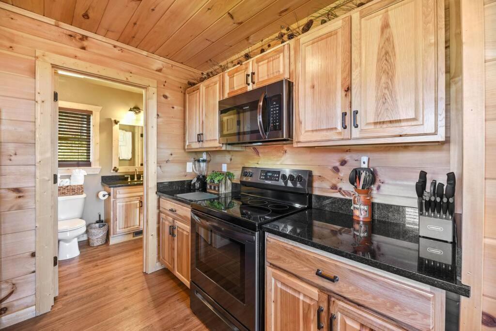 Walnut Ridge Cabin. Sleeps 7-11! Hot Tub, Pool Table, Minutes To Downtown Gatlinburg! エクステリア 写真