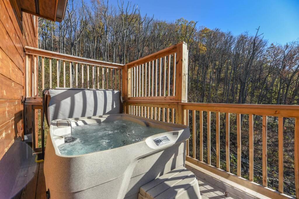 Walnut Ridge Cabin. Sleeps 7-11! Hot Tub, Pool Table, Minutes To Downtown Gatlinburg! エクステリア 写真