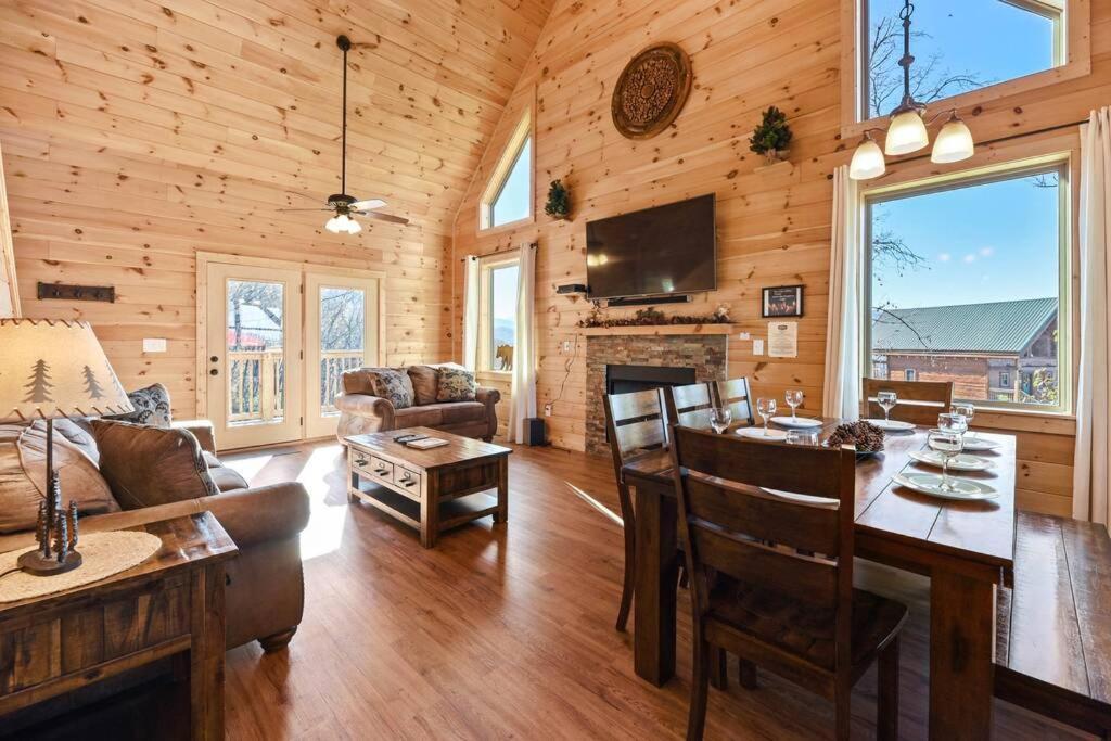 Walnut Ridge Cabin. Sleeps 7-11! Hot Tub, Pool Table, Minutes To Downtown Gatlinburg! エクステリア 写真