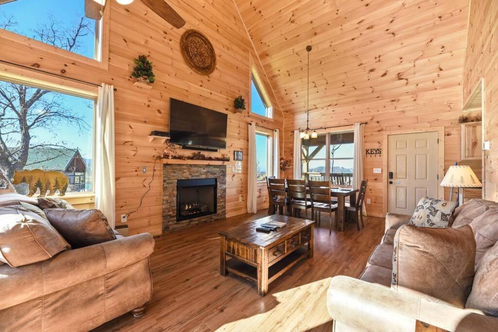 Walnut Ridge Cabin. Sleeps 7-11! Hot Tub, Pool Table, Minutes To Downtown Gatlinburg! エクステリア 写真