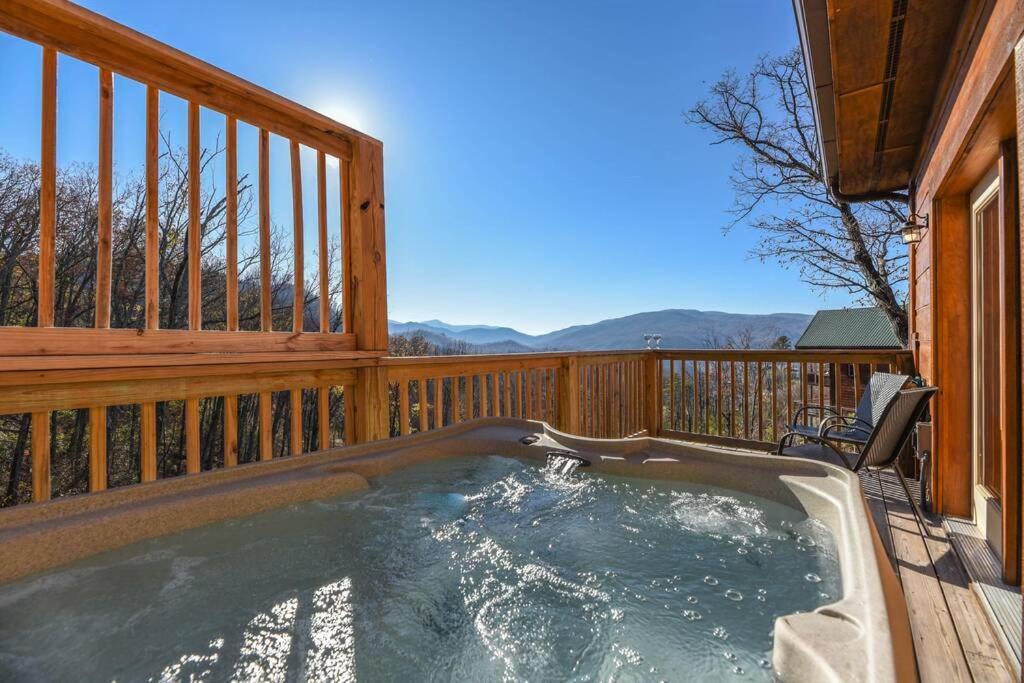 Walnut Ridge Cabin. Sleeps 7-11! Hot Tub, Pool Table, Minutes To Downtown Gatlinburg! エクステリア 写真