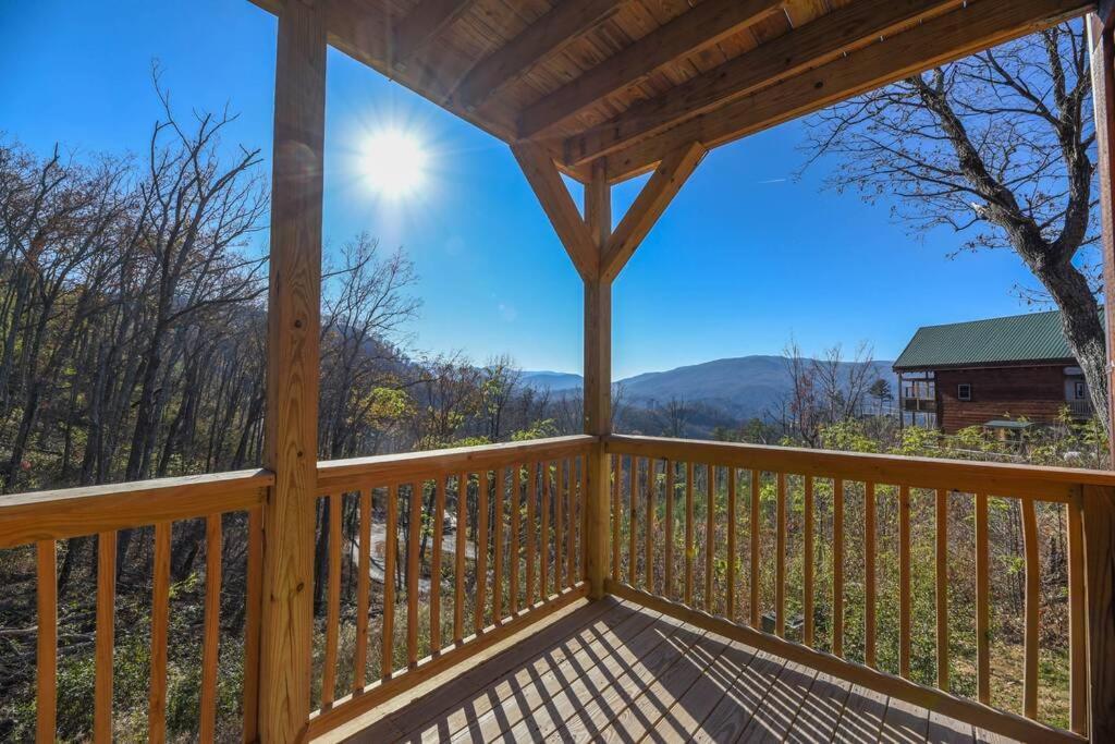 Walnut Ridge Cabin. Sleeps 7-11! Hot Tub, Pool Table, Minutes To Downtown Gatlinburg! エクステリア 写真