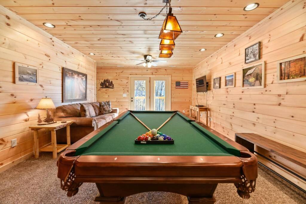 Walnut Ridge Cabin. Sleeps 7-11! Hot Tub, Pool Table, Minutes To Downtown Gatlinburg! エクステリア 写真