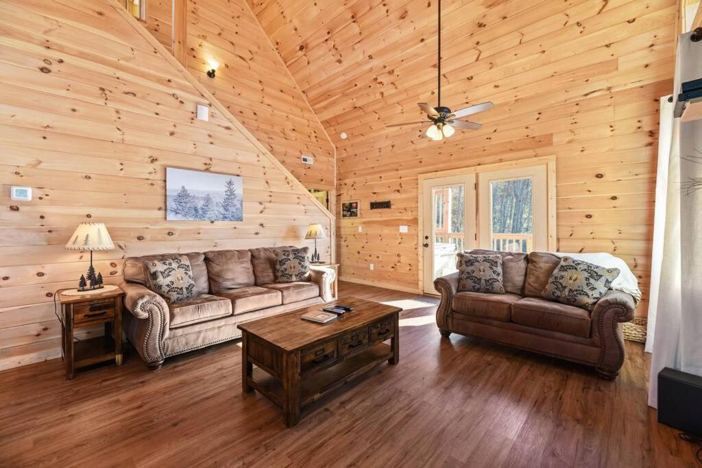 Walnut Ridge Cabin. Sleeps 7-11! Hot Tub, Pool Table, Minutes To Downtown Gatlinburg! エクステリア 写真