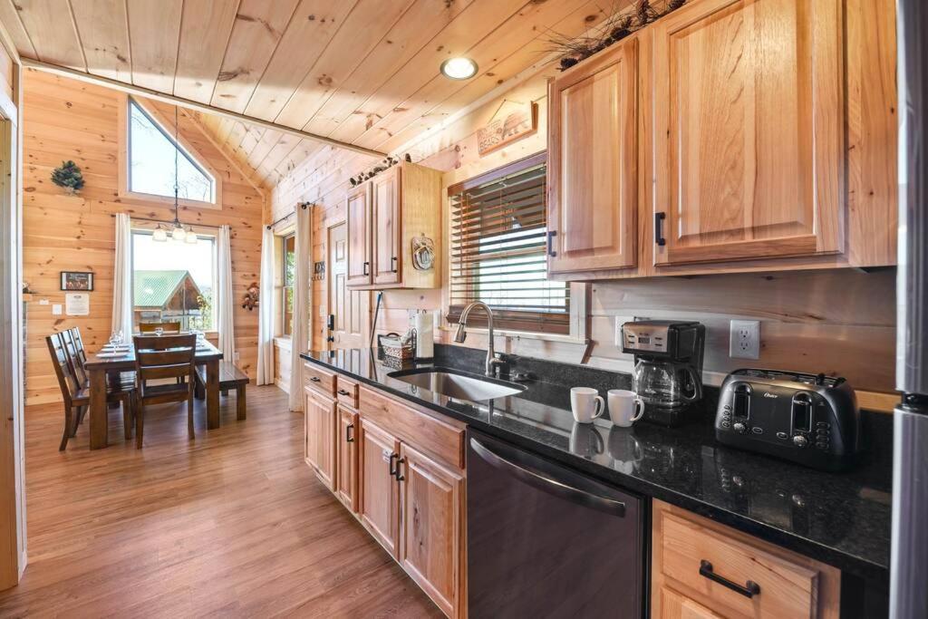 Walnut Ridge Cabin. Sleeps 7-11! Hot Tub, Pool Table, Minutes To Downtown Gatlinburg! エクステリア 写真