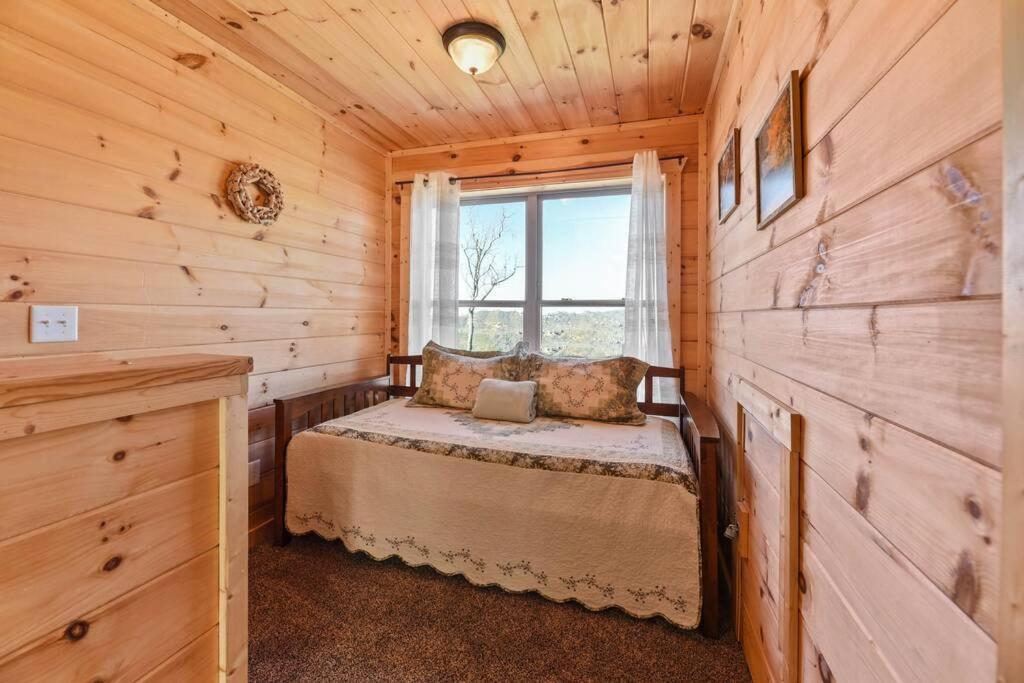 Walnut Ridge Cabin. Sleeps 7-11! Hot Tub, Pool Table, Minutes To Downtown Gatlinburg! エクステリア 写真
