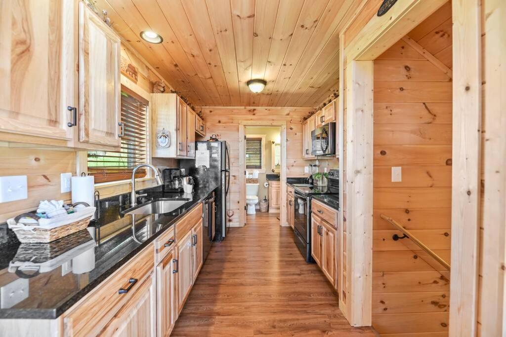 Walnut Ridge Cabin. Sleeps 7-11! Hot Tub, Pool Table, Minutes To Downtown Gatlinburg! エクステリア 写真