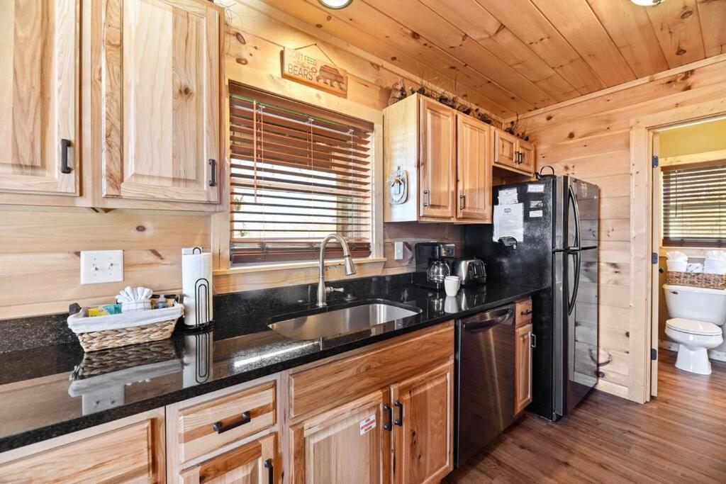 Walnut Ridge Cabin. Sleeps 7-11! Hot Tub, Pool Table, Minutes To Downtown Gatlinburg! エクステリア 写真