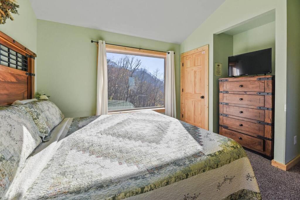 Walnut Ridge Cabin. Sleeps 7-11! Hot Tub, Pool Table, Minutes To Downtown Gatlinburg! エクステリア 写真